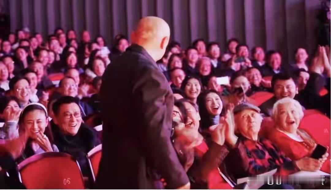 上戏理发师再也赚不到徐峥的钱了！上戏理发师亚姨望着徐峥的大光头，感叹再也挣不了徐