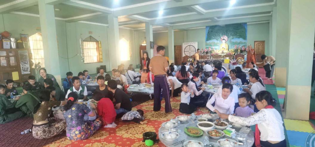 果敢同盟军在木姐县105码附近，请当地民众吃大餐，跟大量缅族民众拉近关系！这些缅