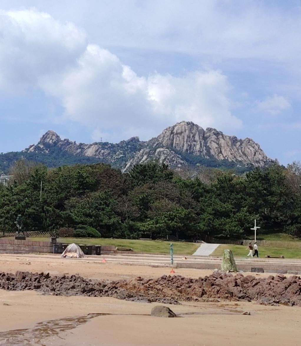 从青岛雕塑园海边远观浮山，依然很壮观！
青岛雕塑园