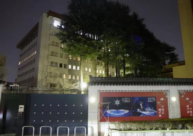 原来日本那个持刀强闯大使馆的军官曾经被咱们审讯了大概三个小时

很多最新消息陆续