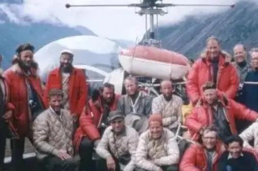 1965年秋，一支美国登山队秘密登上喜马拉雅山，为了监视中国核试验，他们竟在山峰