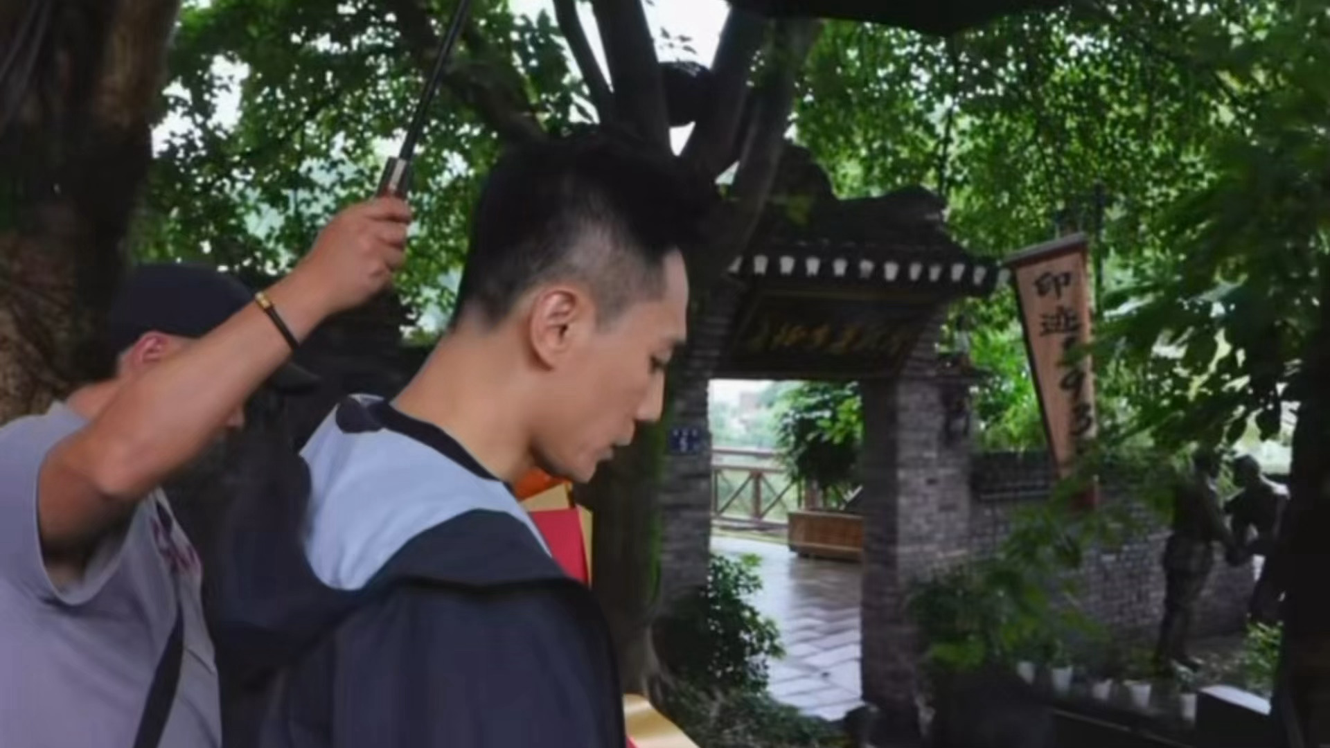 这个小傻子又差点摔倒😠 