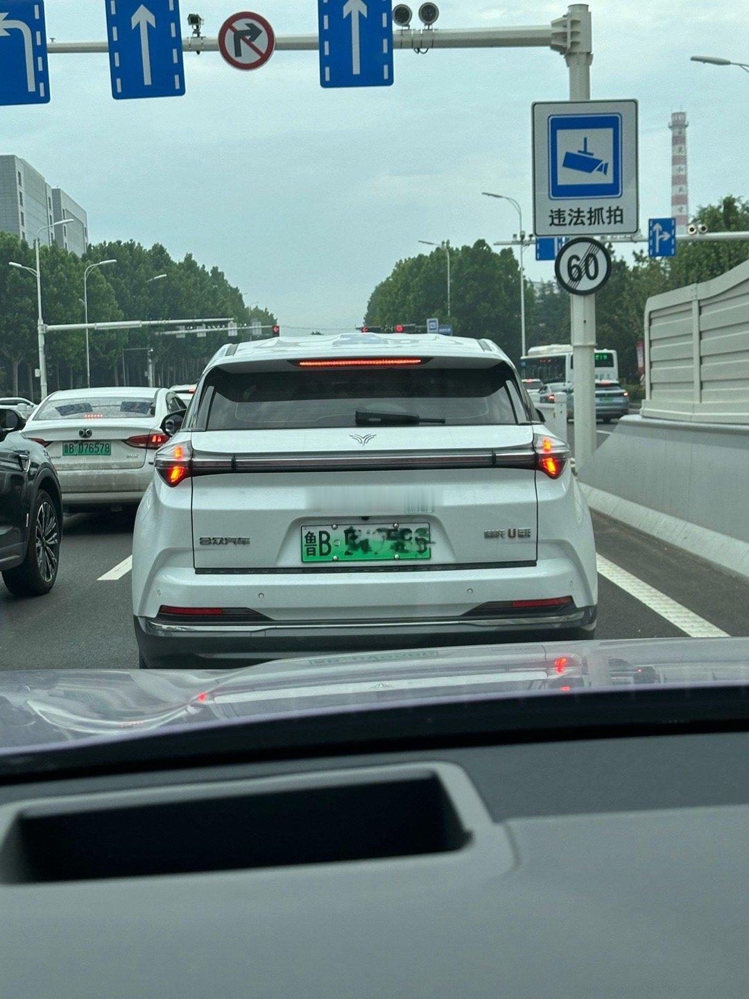 从昨天到今天碰到两辆哪吒U，属实有点心疼车主 ​​​