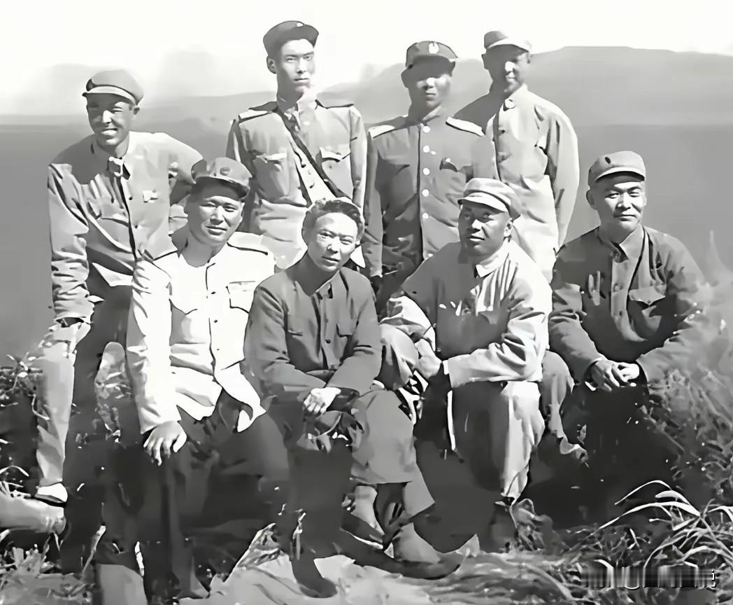 一张珍贵的老照片，1953年在朝鲜战场上，志愿军第三兵团第二任司令员许世友将军和