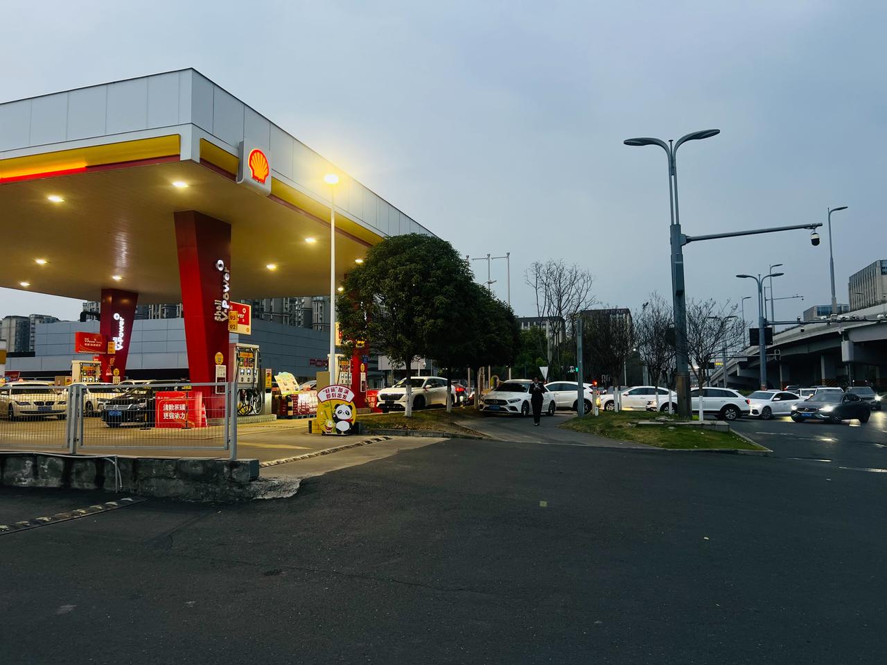 可怜天下油车主，加最贵的油，交最贵的税！