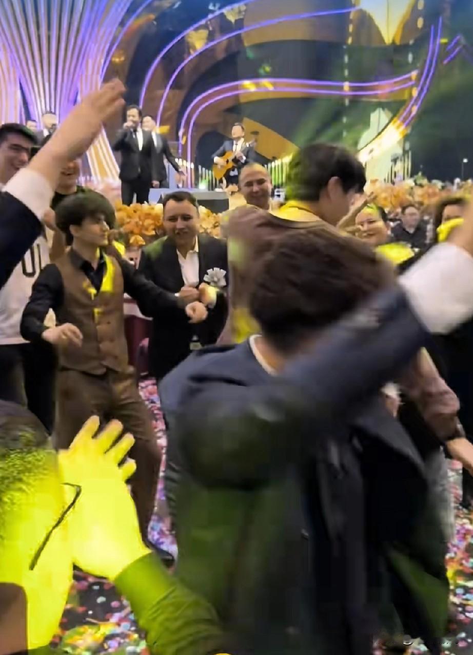 邱彪指导跳起民族舞，多个新疆球员出席，鲁吐布拉和艾孜买提看的很高兴



邱彪指