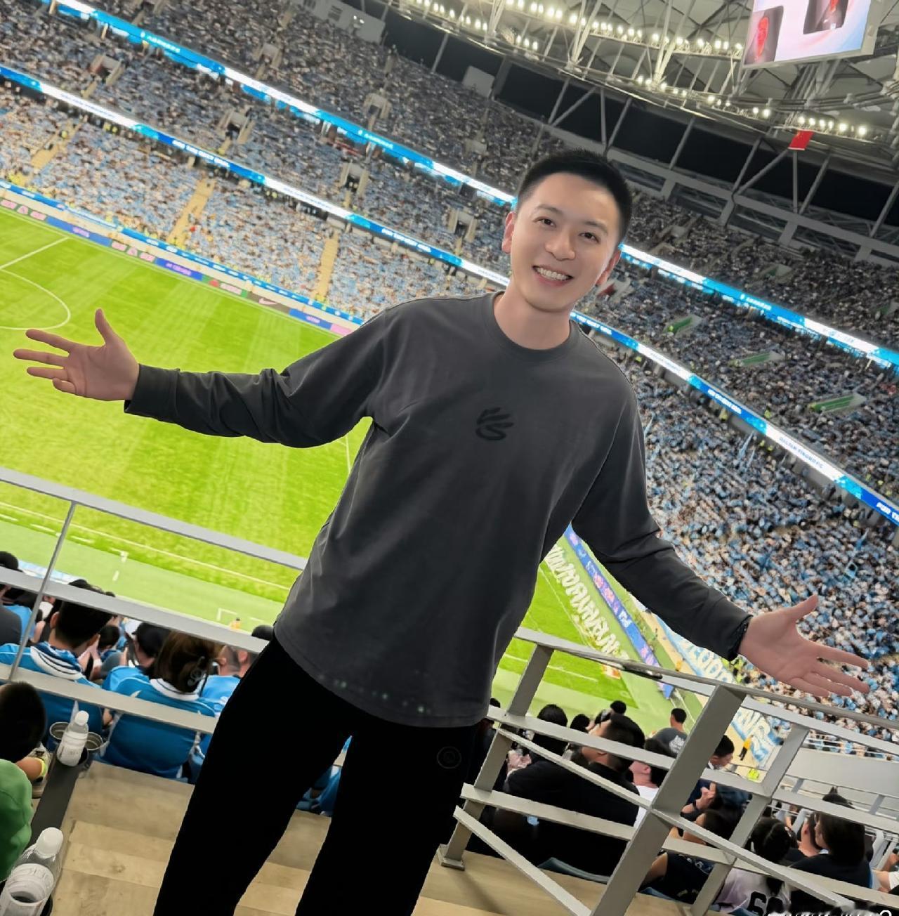 前辽宁男篮主教练杨鸣彻底放开了，如今又跨界足球，跟他的昔日弟子郭艾伦一样，在大连