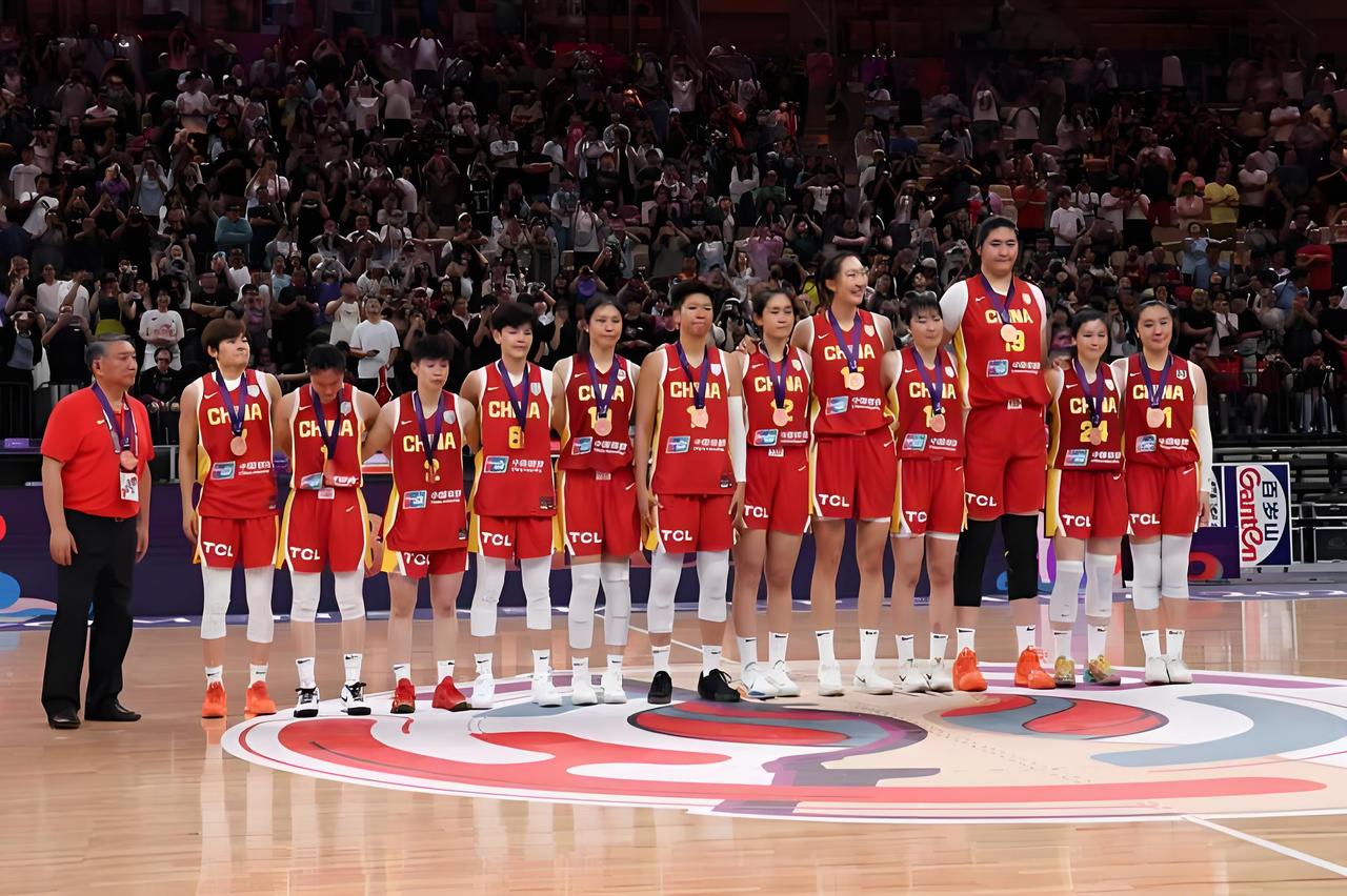 中国女篮就像一支有潜力的宝藏战队，有实力却也有小瑕疵。有时外线投篮不给力，让进攻