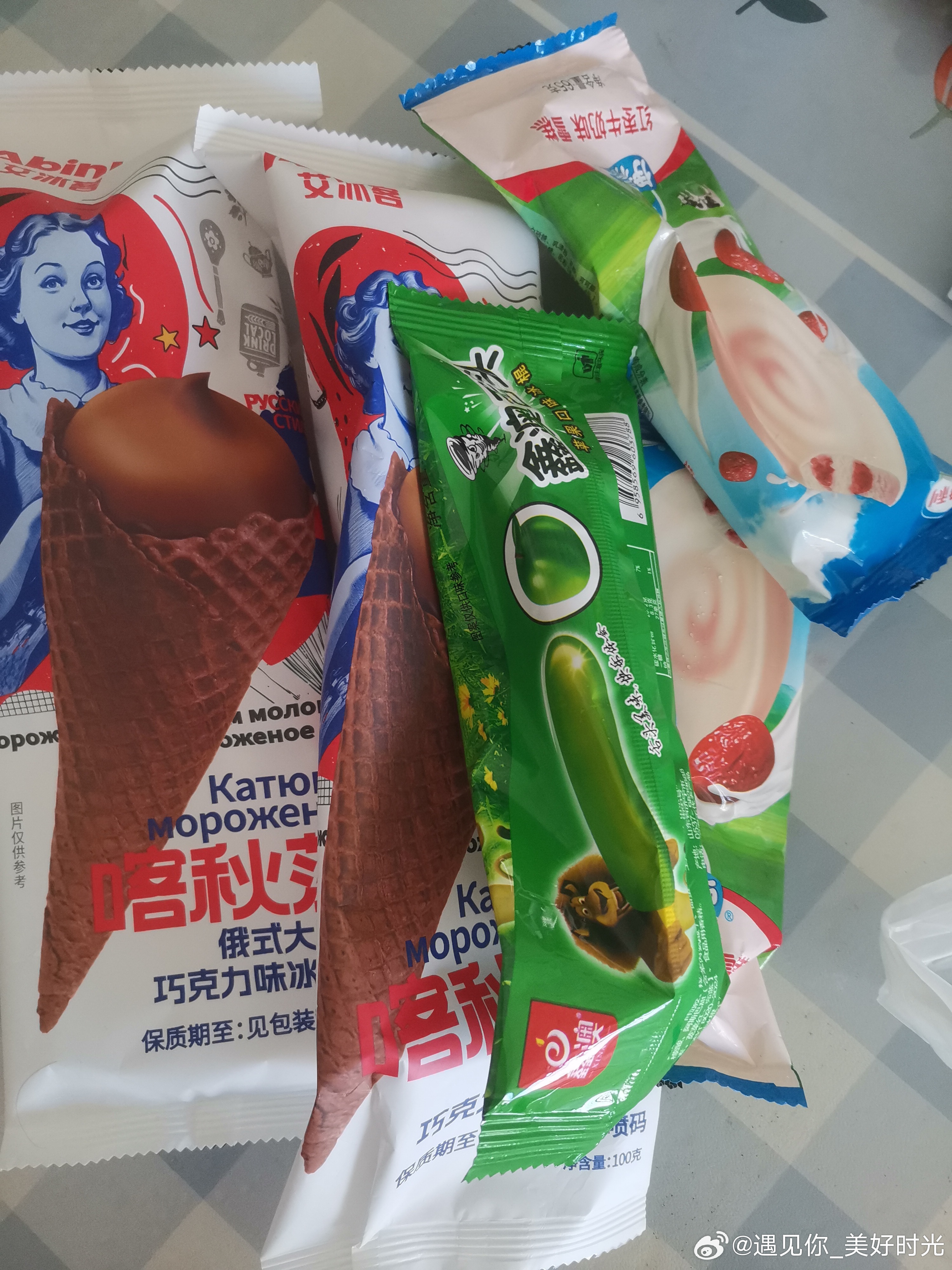 太热了，不自觉的又去买几个雪糕 ​​​