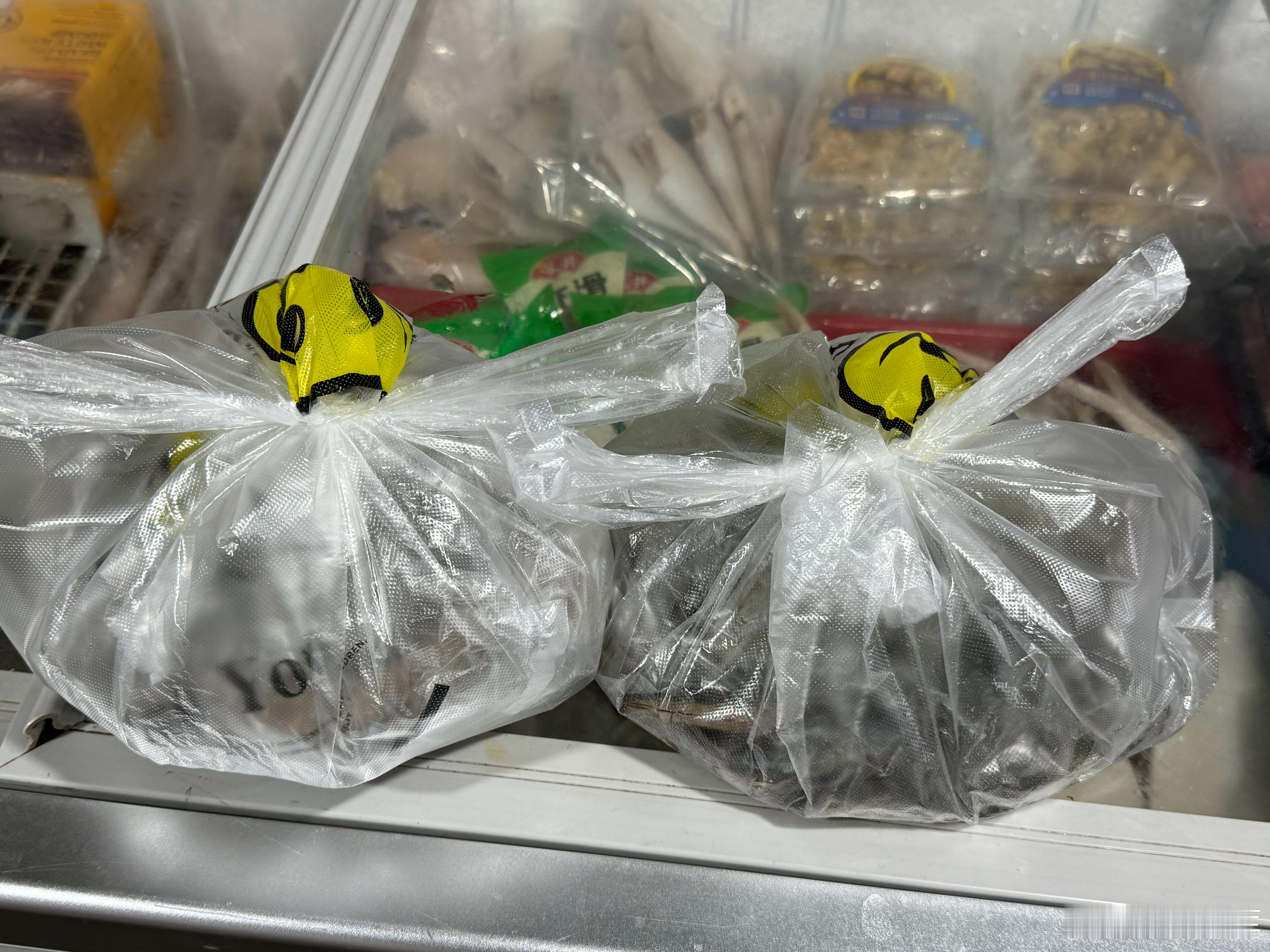 买了两包基围虾一份给人吃 一份留着钓鱼