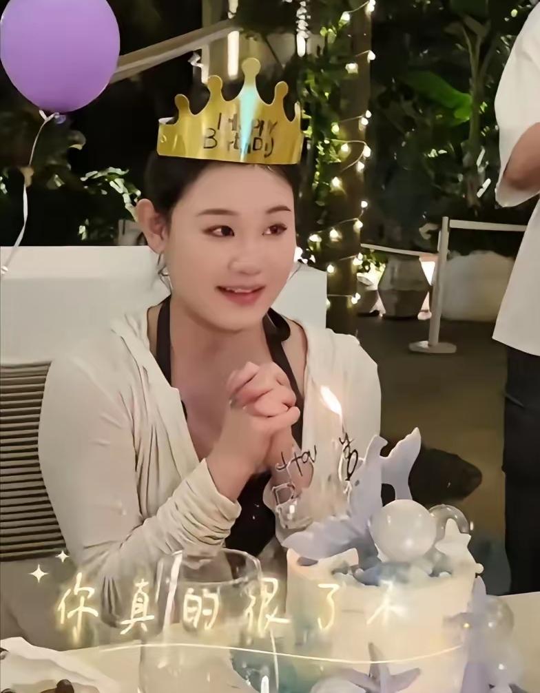 张家齐的团队给她过生日，这是在点她的父母有多么不称职呢

回看今年5月张家齐22