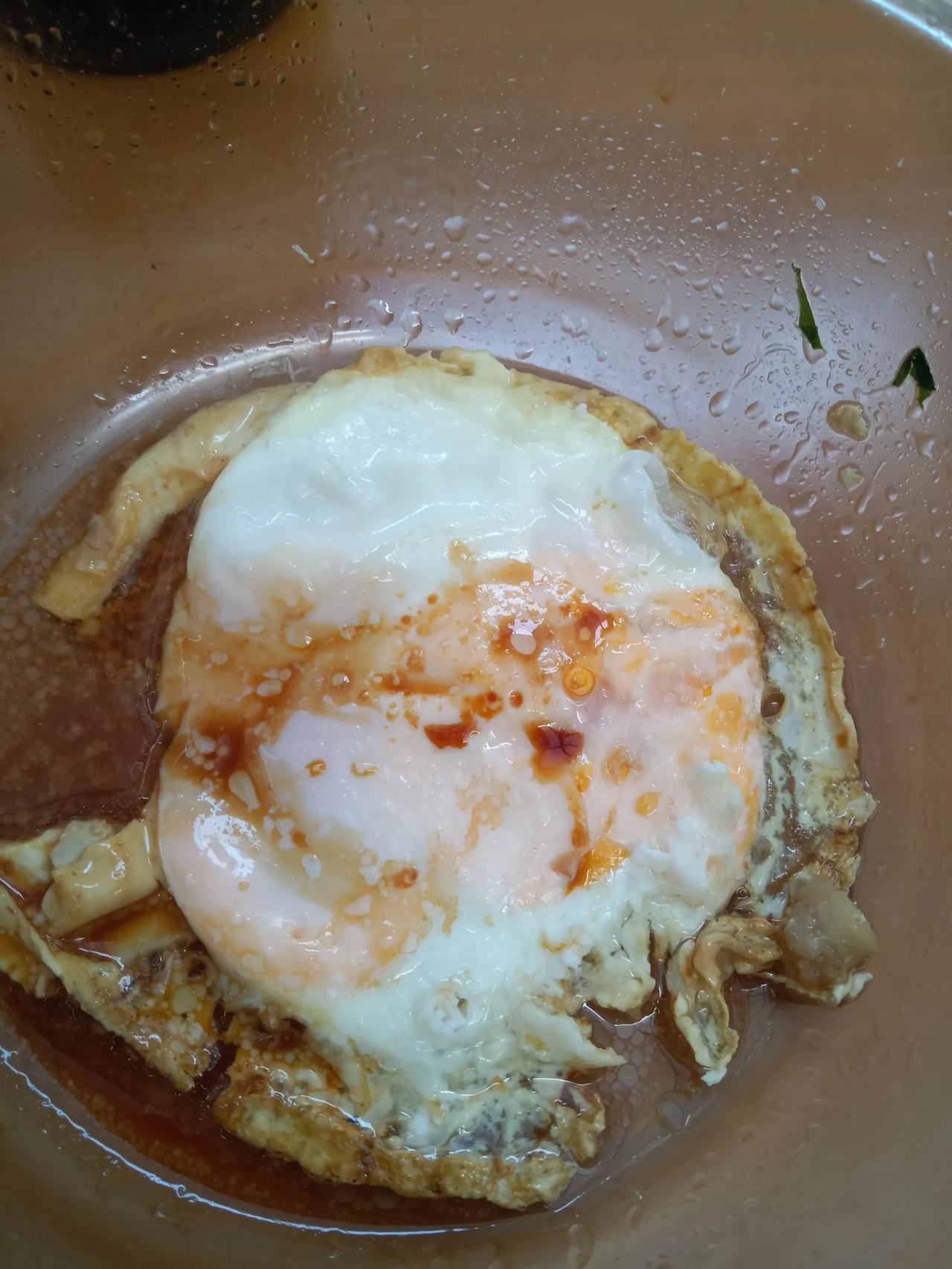 这是我早上用微波炉做的煎鸡蛋。

在微波炉碗里面搁点猪油，把鸡蛋打进去，用筷子戳