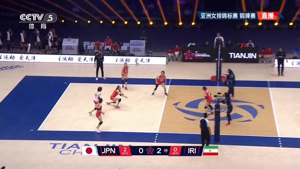 日本女排3-0赢了伊朗，却在领奖台上哭成泪人。
第三局差点翻车，伊朗24-23