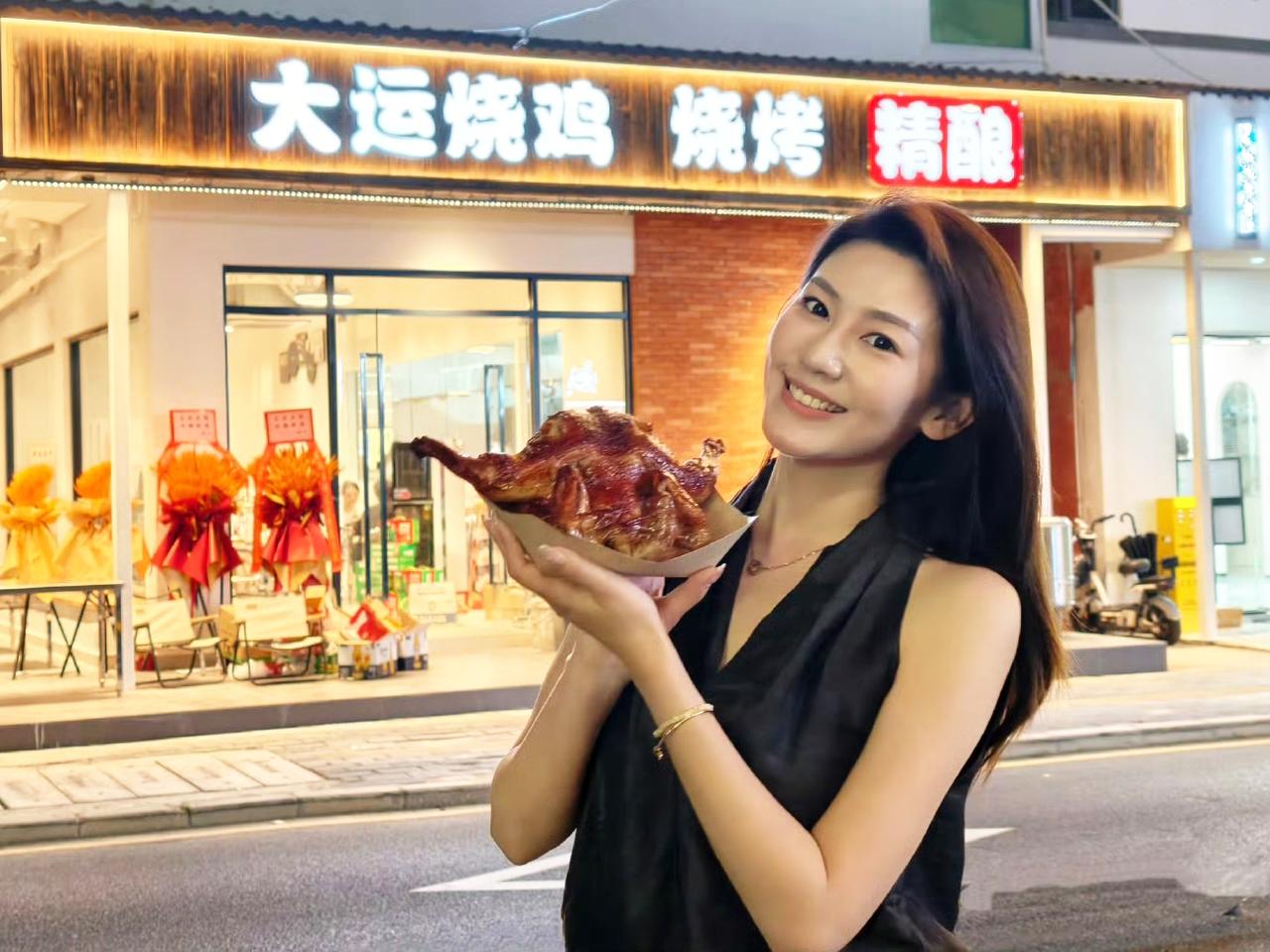 深圳天才李杰灵的大运烧鸡店7月份营业额32万元，净利润粗略估计大概是2.3万元，
