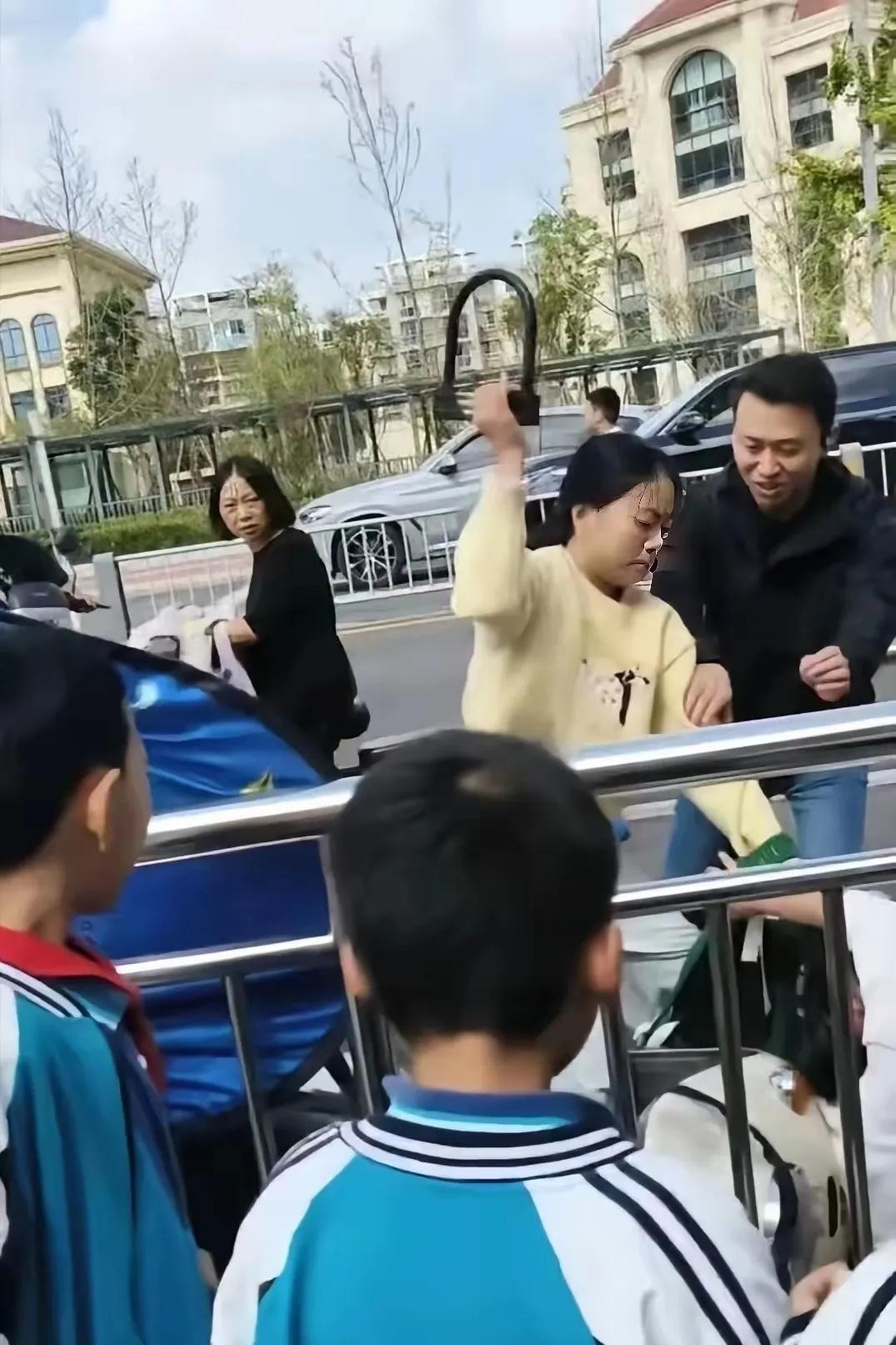 我不同情打人的黄衣女子，
也不同情与她口角被打的那个人，

只觉得黄衣女的儿子，