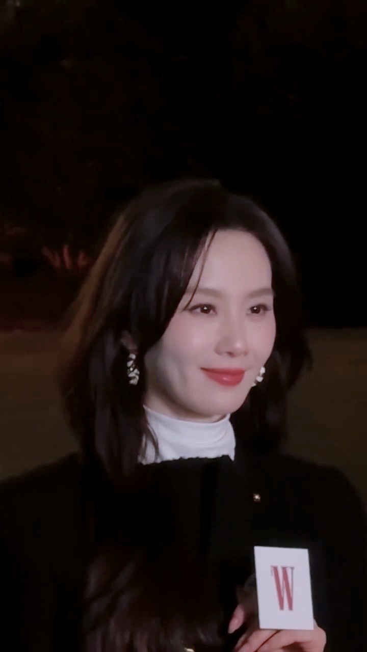 怎么会漏了这个刘诗诗卖萌的镜头！好可爱的一声“啊”，太奶了，萌得我直接无痛当妈 