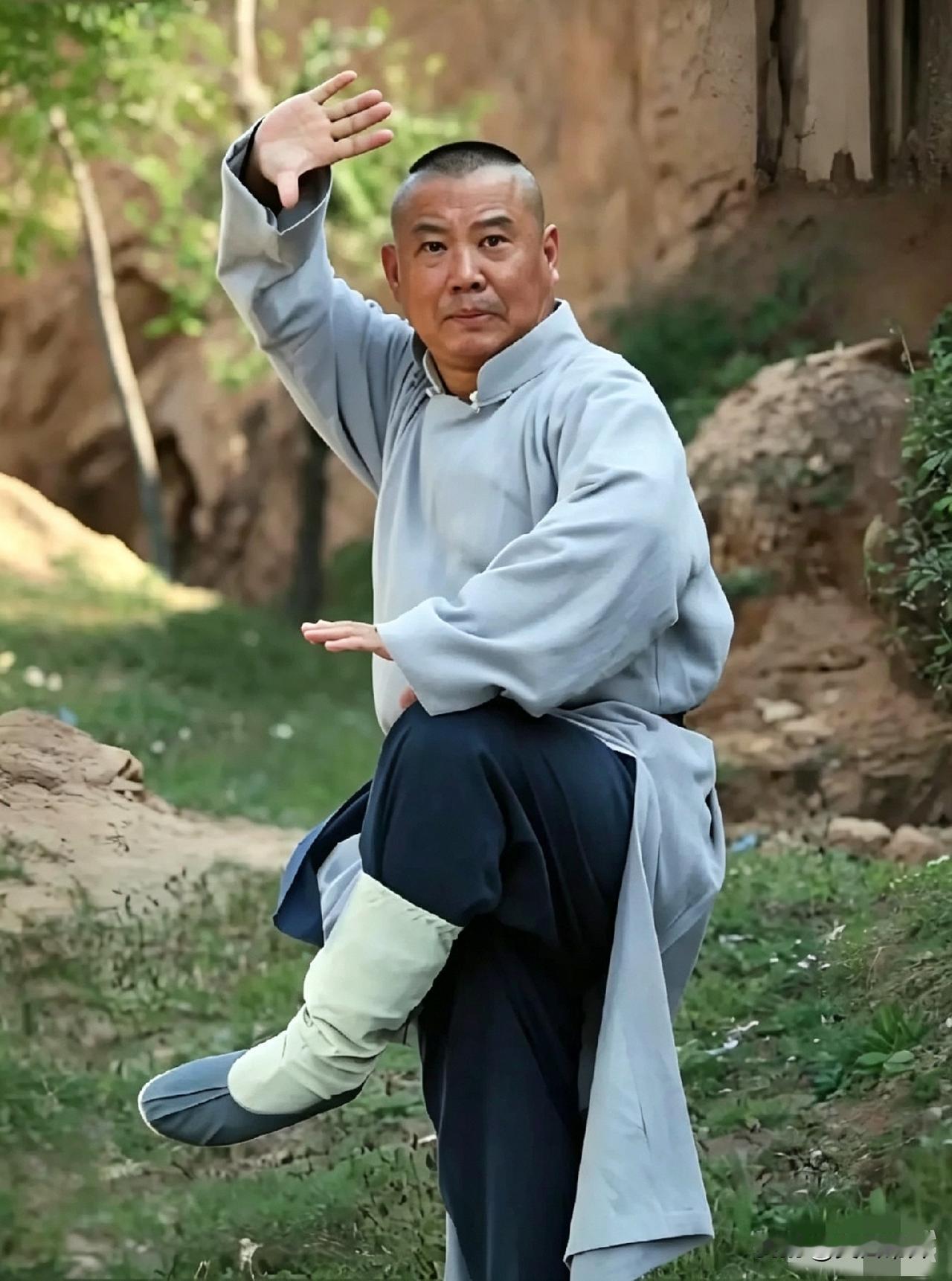 郭德纲拍《胭脂霸王》练武花絮：光头老道一本正经比划，工作人员憋笑到内伤，郭德纲能