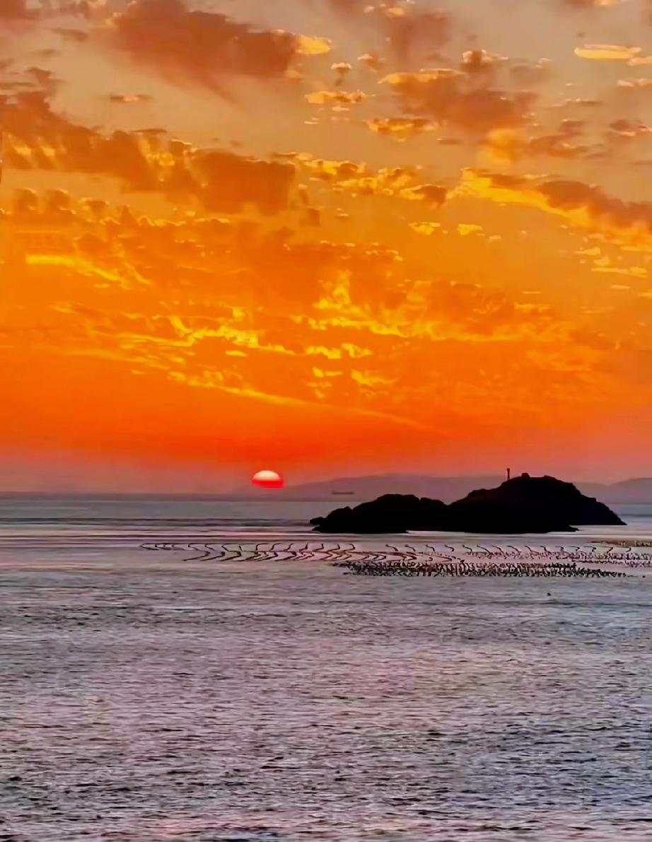 那还能聊什么？两个人不涉黄，不暧昧，不见面不聊骚，不约会不聊色的情况下。一个男的