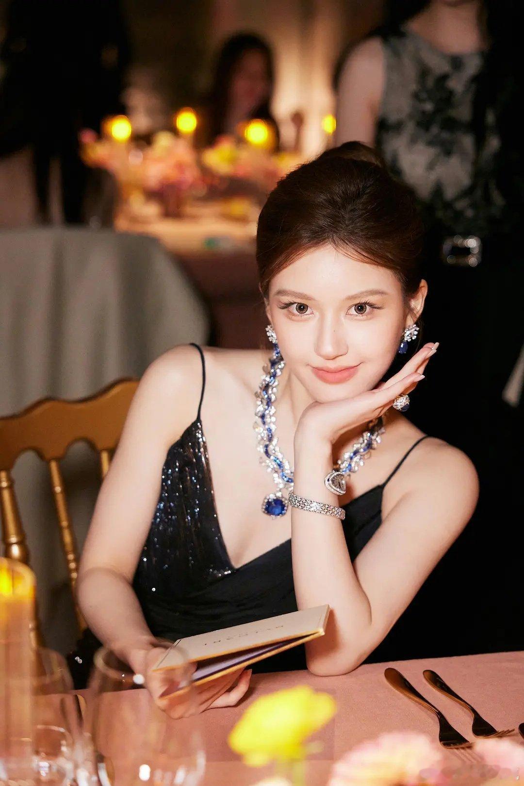 赵露思这张脸给人一种特别僵硬饿感觉[允悲][允悲][允悲] ​​​