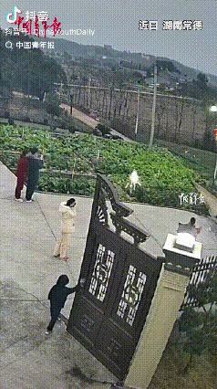 万万没想到！安徽一家人在院里放烟花，不料，点燃后的烟花没有升空，竟直冲屋里炸开！