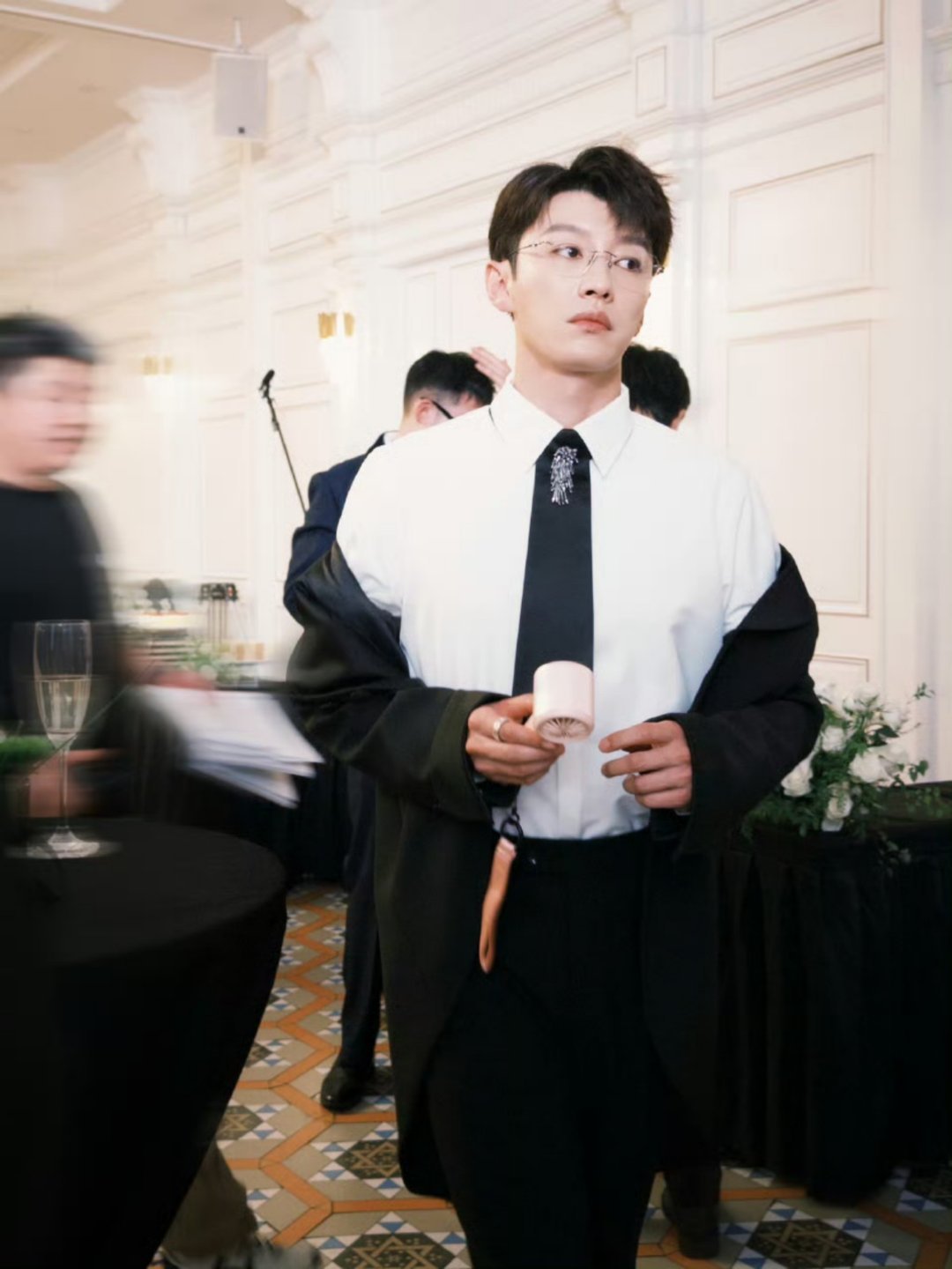 代旭电梯站神我要被这个代旭迷疯了，代旭确实带感！！ 