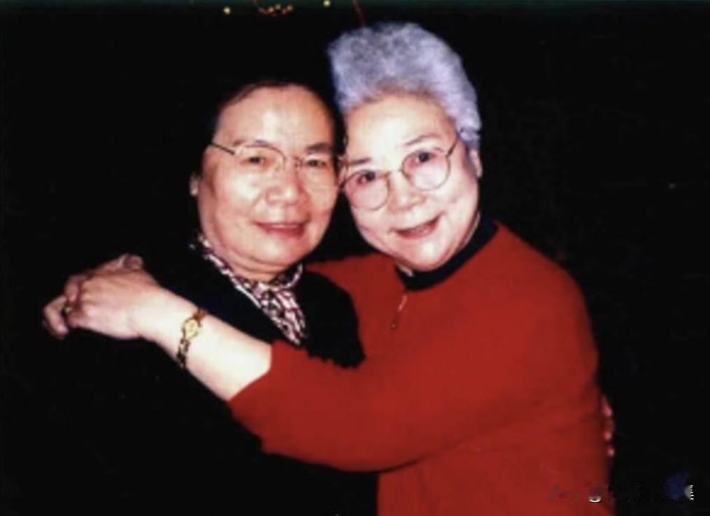 聂荣臻元帅的女儿聂力与人民艺术家田华（右）的合影 。早在1941年冬天，年仅13