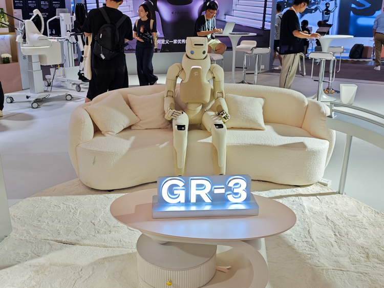 WAIC2025 傅利叶展示GRx系列第三代产品也就是GR-3，主打陪伴，为了让