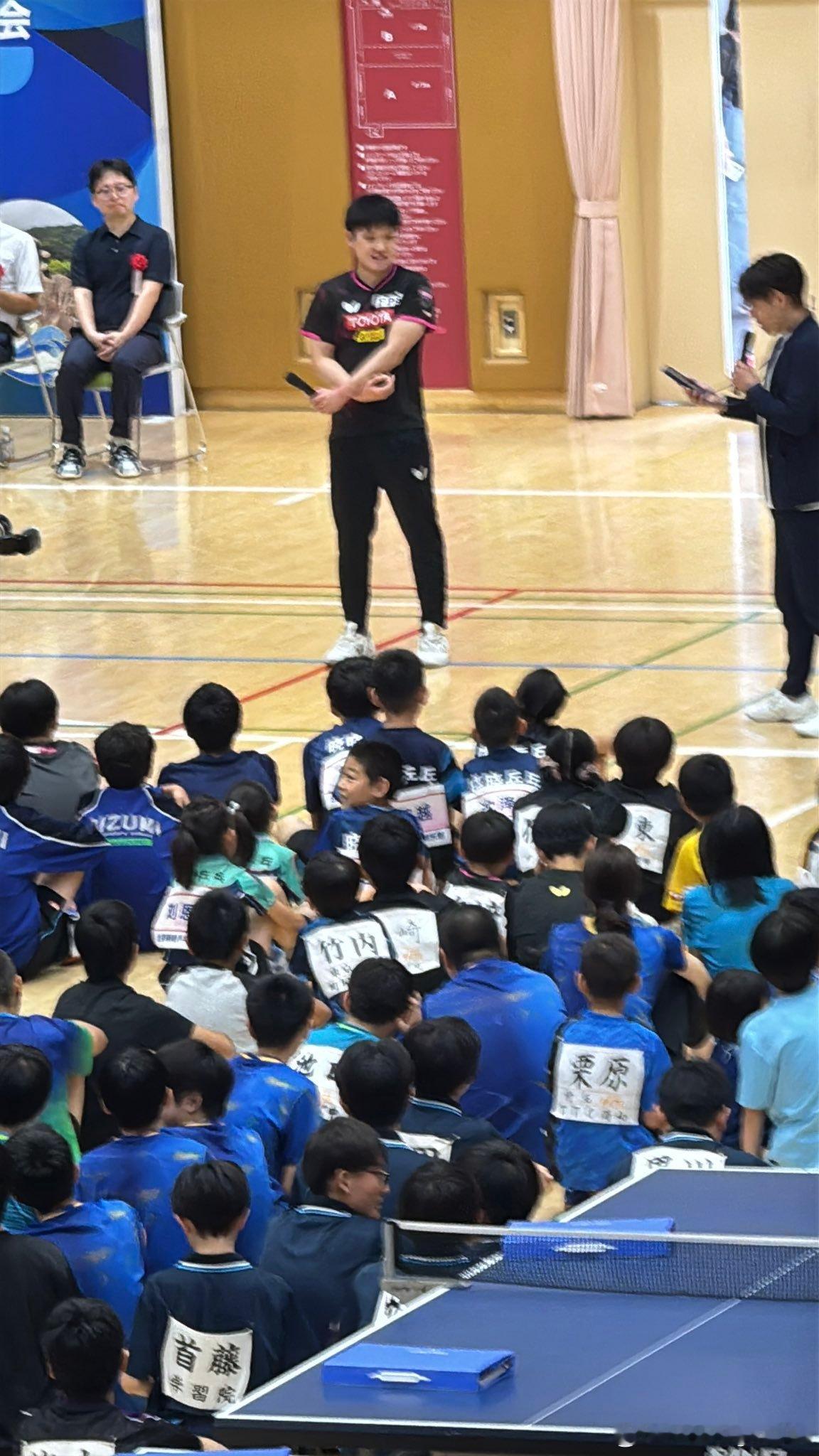 张本智和前辈登场2025海丝泉州杯中日兵乓球青少年交流赛（cr：冈田恭平） ​​
