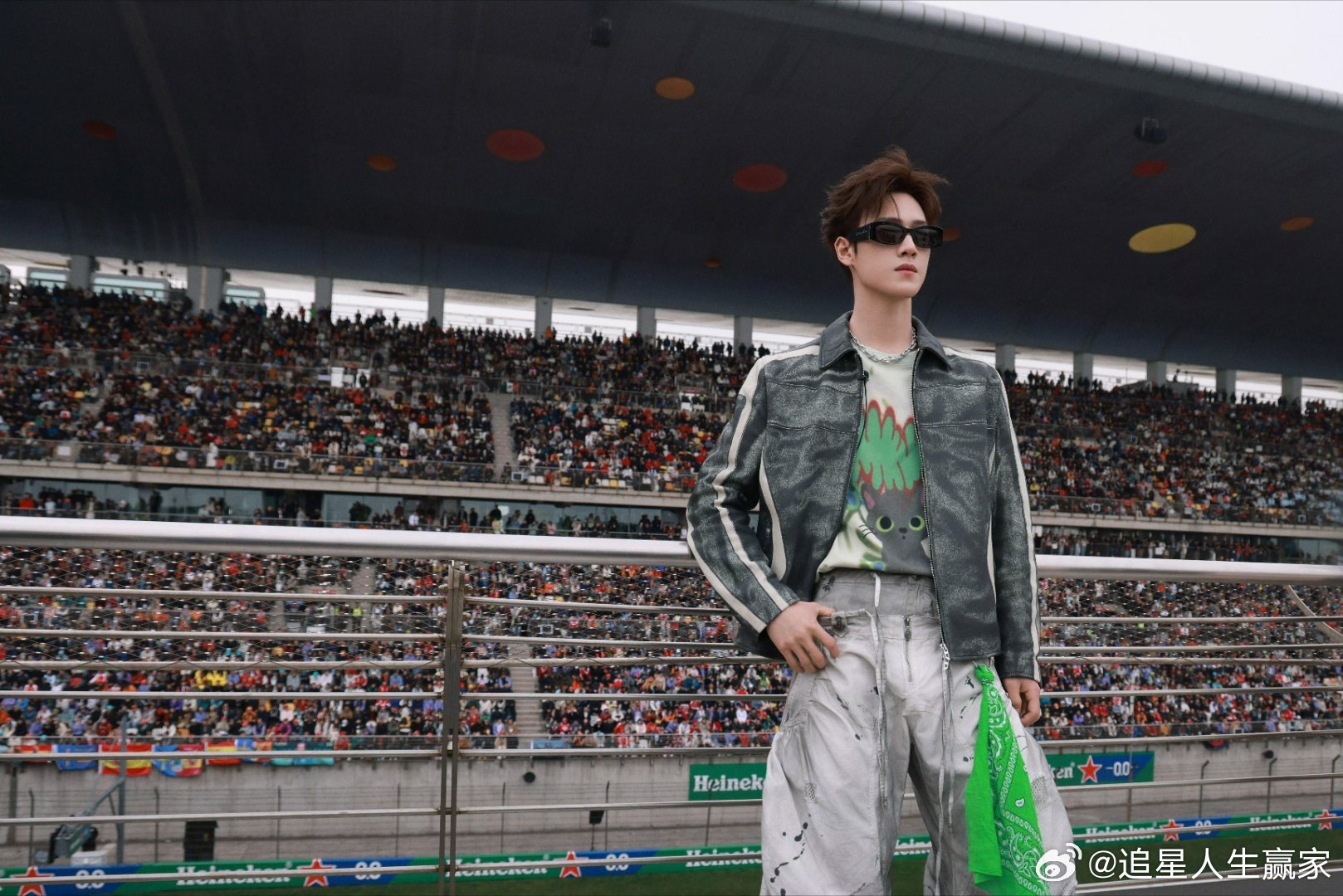 李昀锐f1赛事活动造型图  机车服男神炸街！！