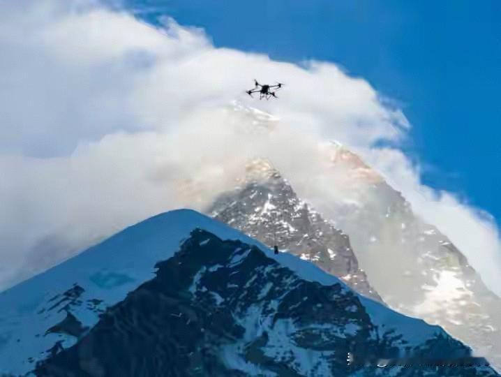 在大众认知里，8848米的珠峰人迹罕至，终年白雪皑皑，是地球上最干净的净土。但2