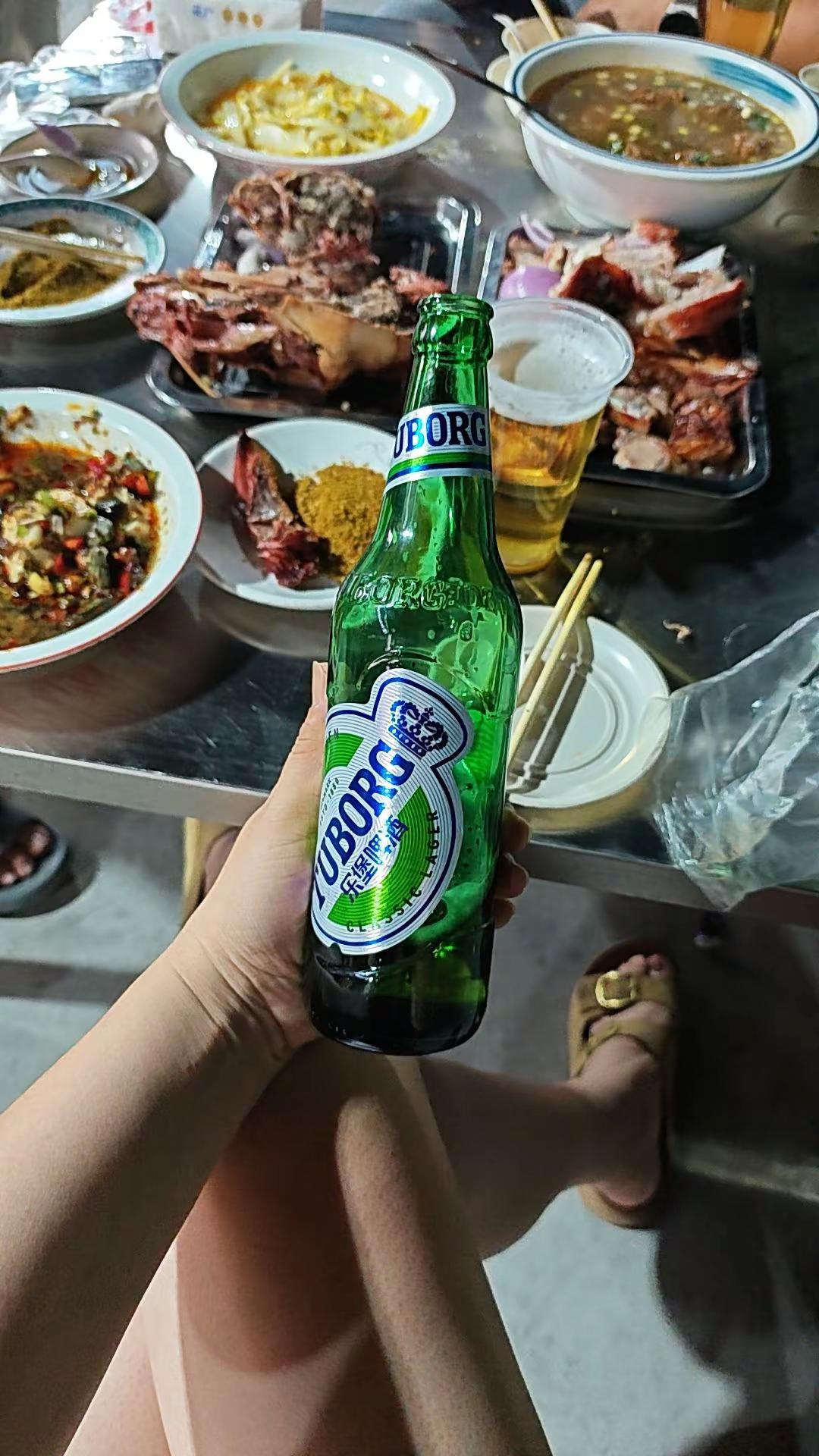 酒好不好喝  全看对面坐的是谁，真正的酒逢知己，从来不是饭桌上的菜有多丰盛，而是