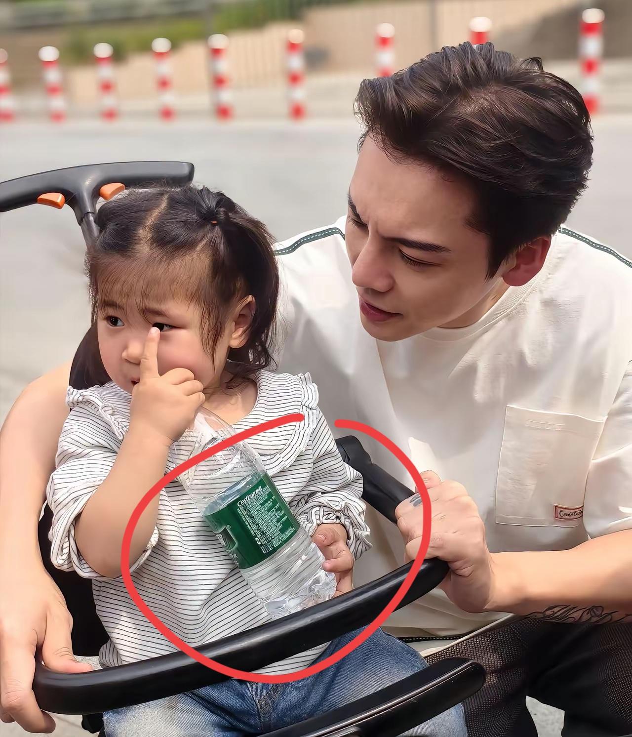 陈伟霆前面的小孩喝的是什么牌子矿泉水