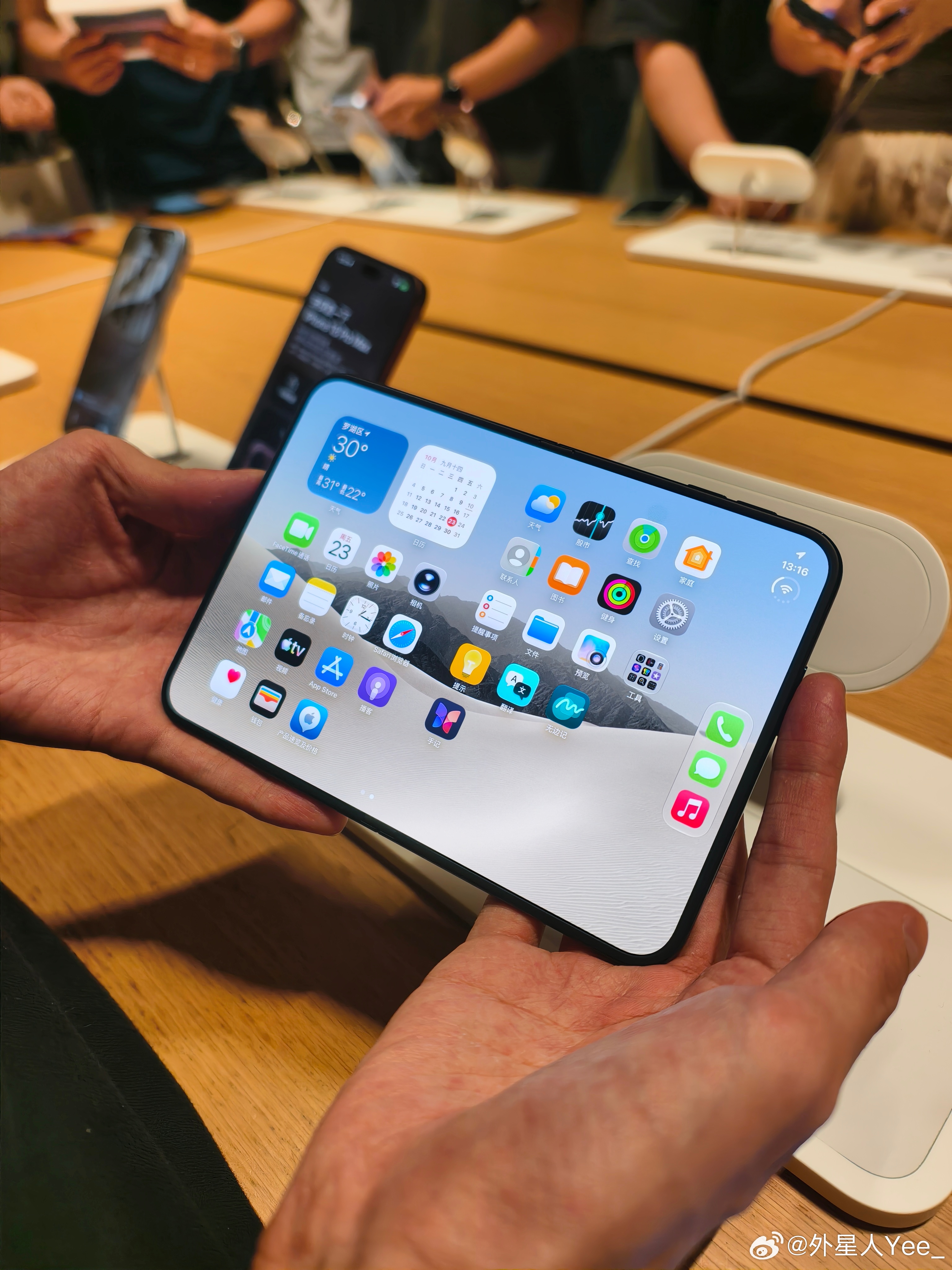 摸上 iPhone Duo 了，目前这个版本，系统掉帧贼拉严重，返回桌面都掉帧，