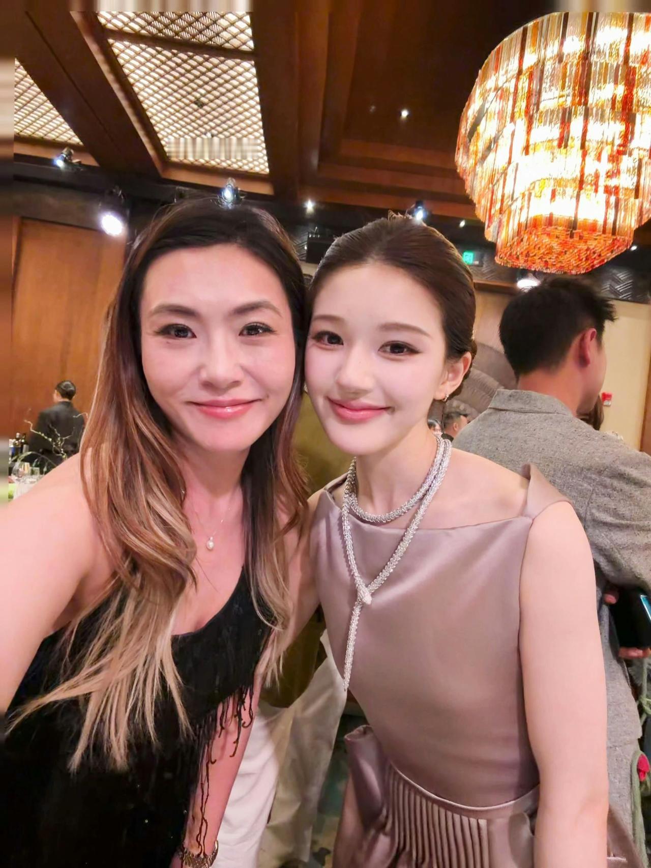 赵露思VOGUE晚宴 淡紫色礼裙温婉优雅
