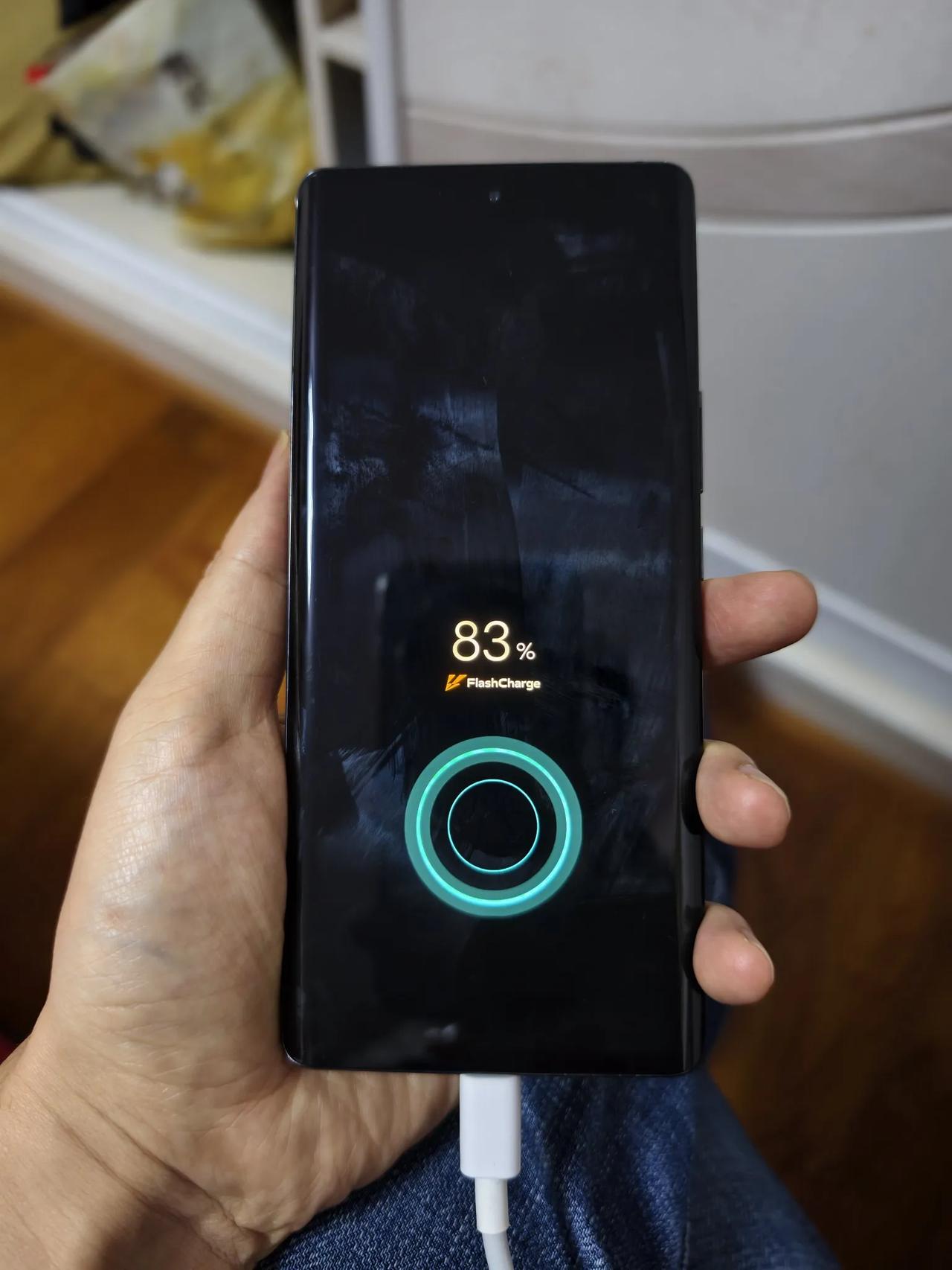 从闲鱼买了一台二手的x90pro+，我体验了几天，感觉这手机手感还真不错，机身整