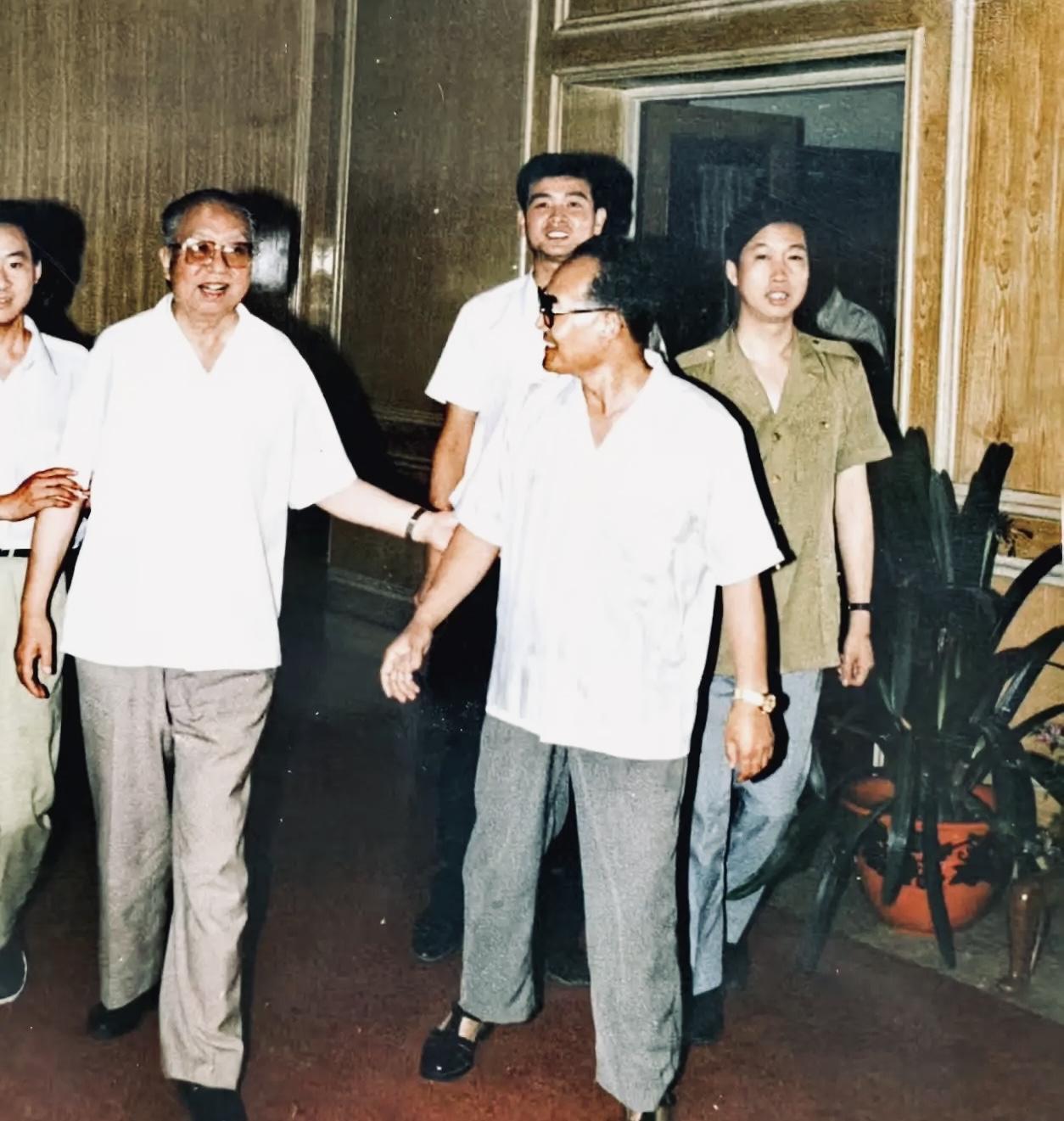 刘荣惠书记任陕西省委副书记时与华国峰主席、中央政治局委员 中组部部长宋平夫妇、1