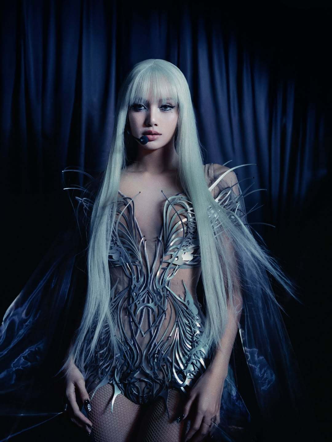 OMG😱Lisa这张!!!!!!! 好美的脸庞，好冰冷的眼神，好迷人的‘坏天使