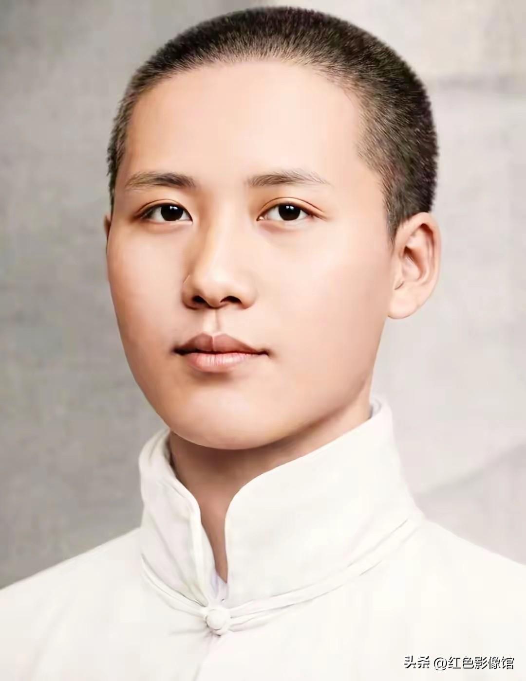 这三张是青年毛泽东的复原彩色肖像照，他身着民国时期的中式长衫，面容清朗、目光澄澈