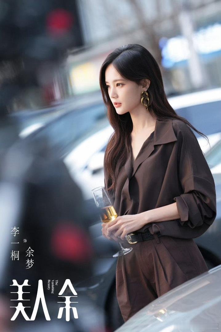 李一桐长风起人生镜头李一桐一部又一部民国戏台上温婉唱曲、台下暗藏谋划，两段画面拼