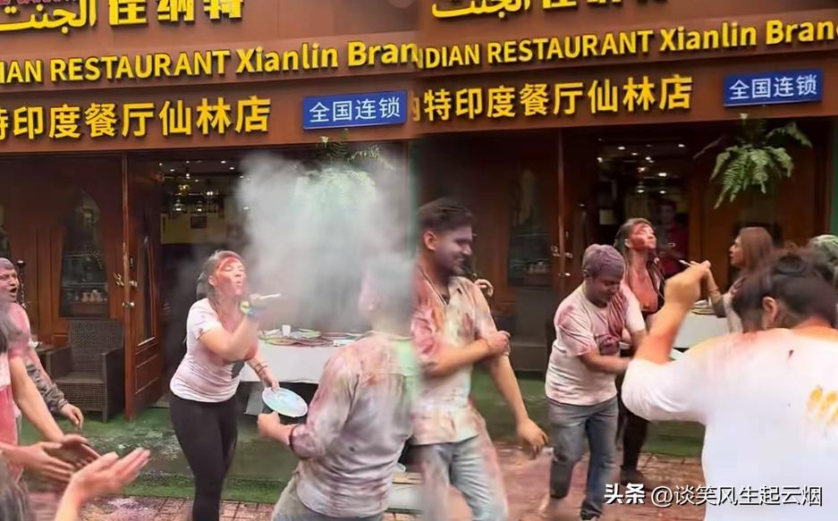 在南京的印度人终于被集体处罚了呀！

6月12日的南京仙某印度餐厅门口，约20名