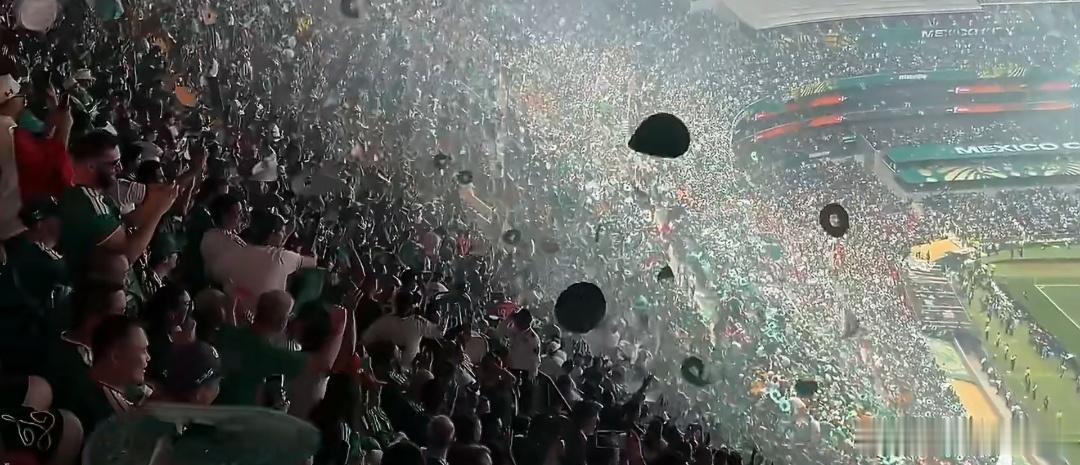 世界杯开幕式震撼草帽雨世界杯开幕式上演草帽雨，这次世界杯的节目很不错，全场人员都