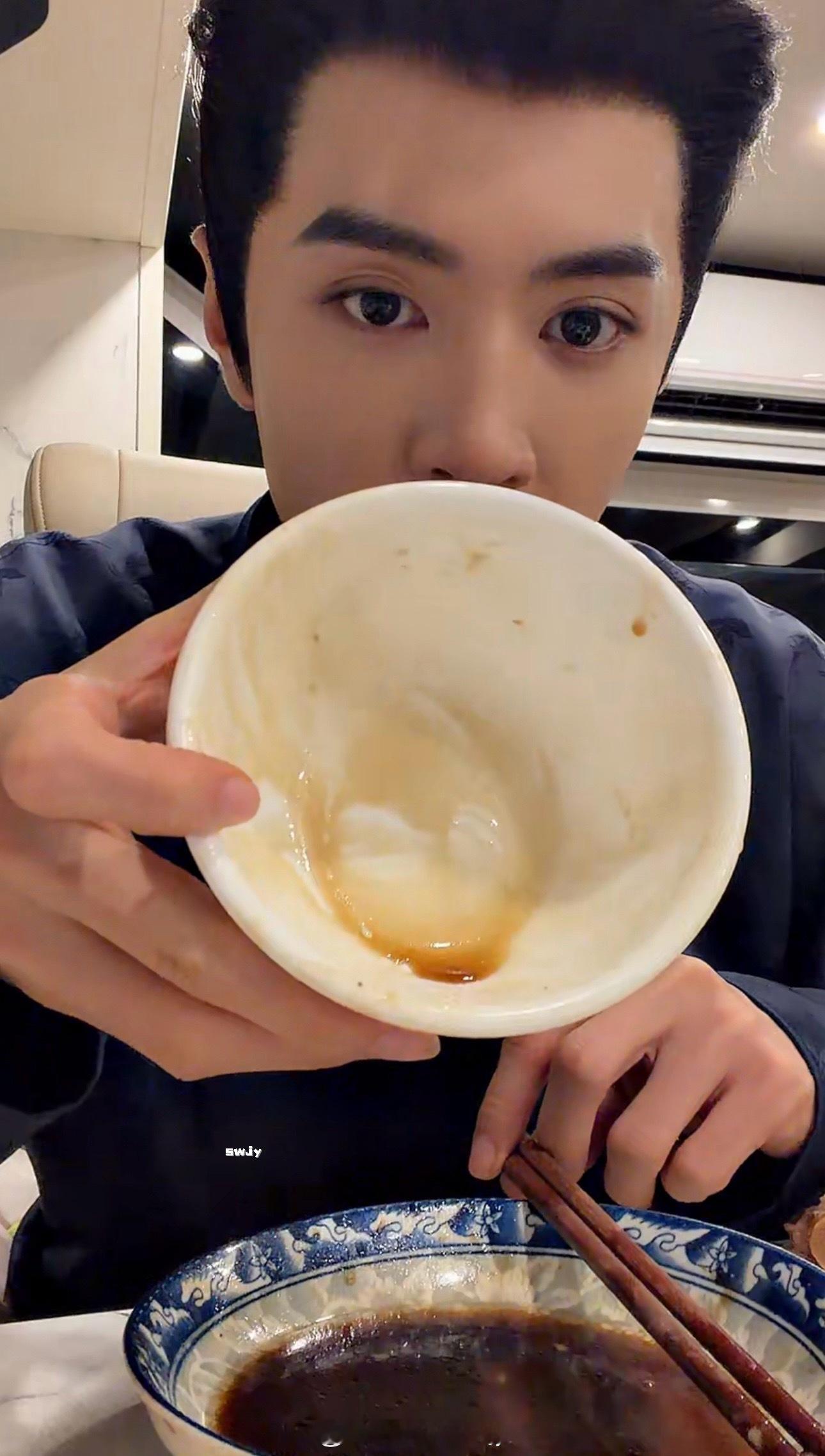 谁懂陈哲远带给我的快乐啊，看看你的晚饭猪蹄大米饭🍚再看看我的晚饭贝贝南瓜🎃?