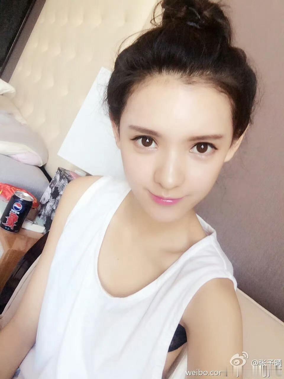 张予曦  星光落在你的肩头，也落进我的日常，纵使相见难得，这份藏心底的心动，足够