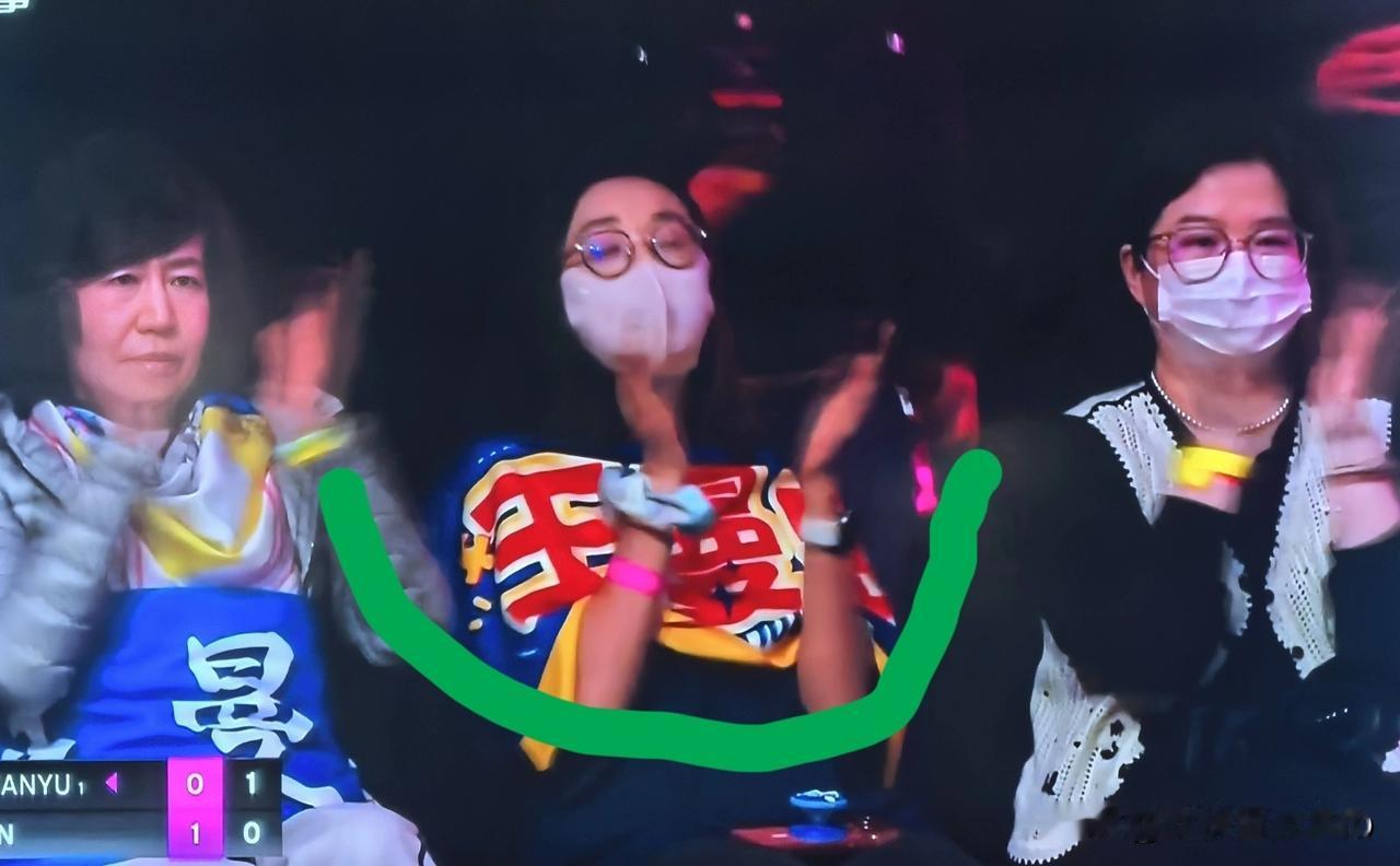 王曼玉这个粉丝好漂亮啊！她的同伴们笑靥如花，调皮又可爱；
        今天，