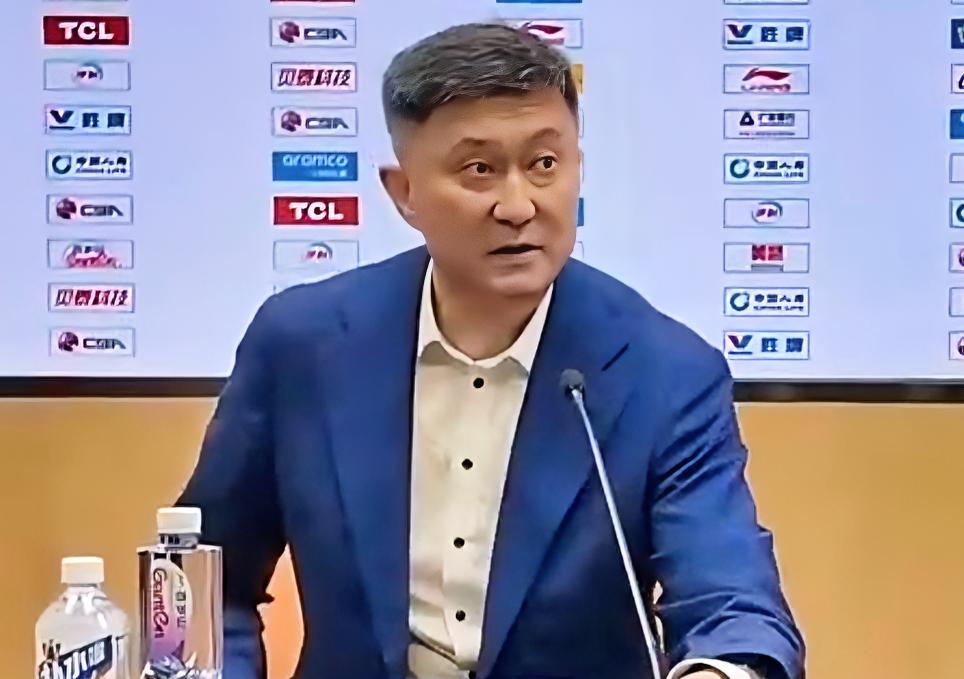 朱芳雨：杜指导，这麦考尔就这么不顶用吗？首发出战8中1，三分3中0。
杜锋：朱总