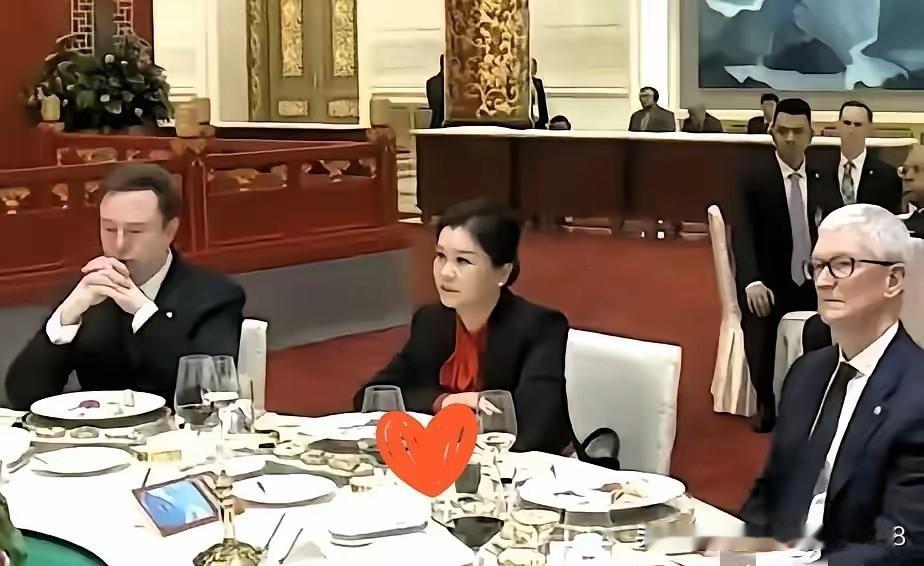 一张合影悄悄刷屏全网。
马斯克与库克两大全球科技巨头分列两侧，中间稳稳坐着一位中