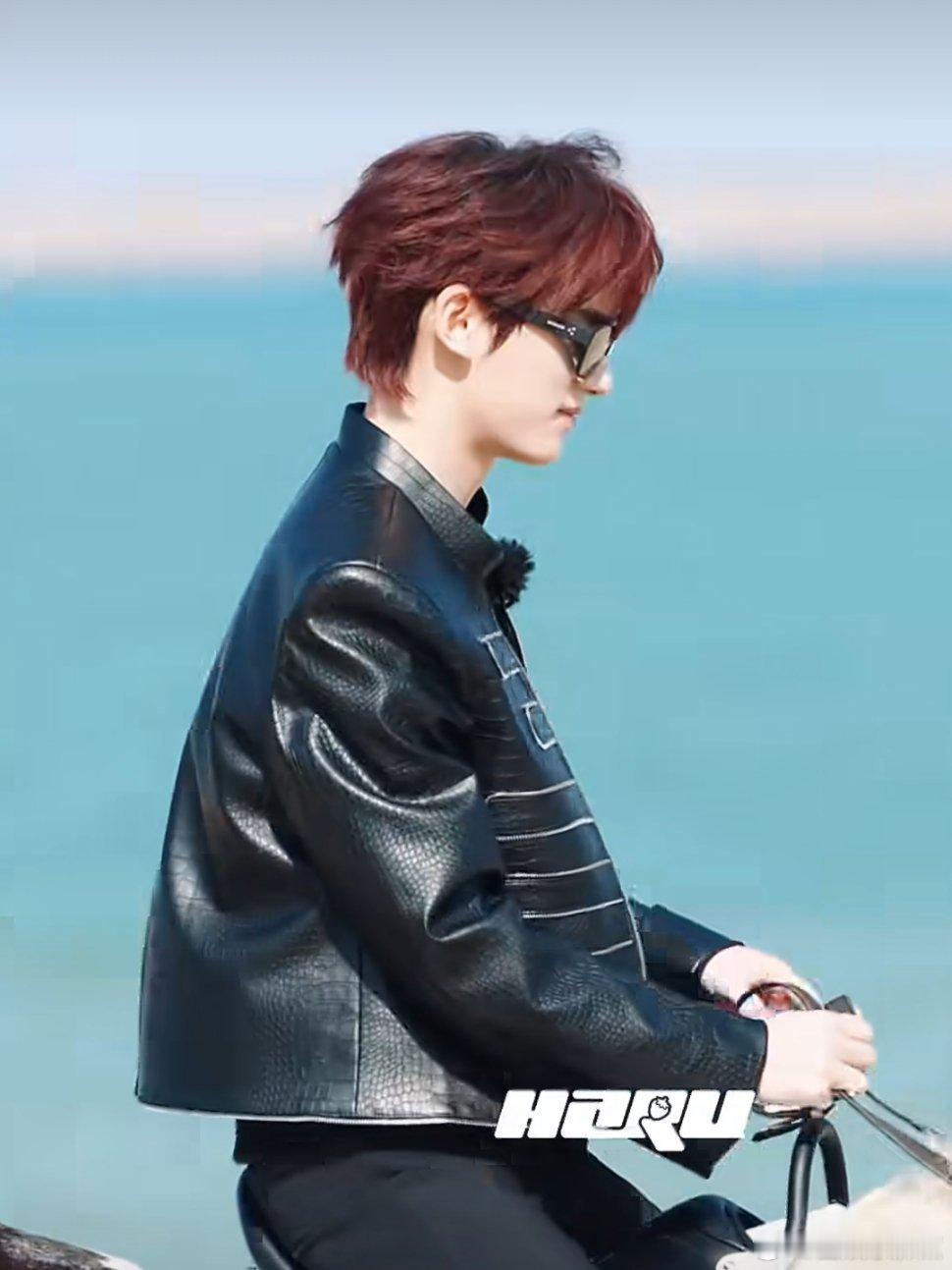 丁程鑫仰头这一下你好星期六你好星期六全员团建路透 丁程鑫太飒了！好六团建骑马路透