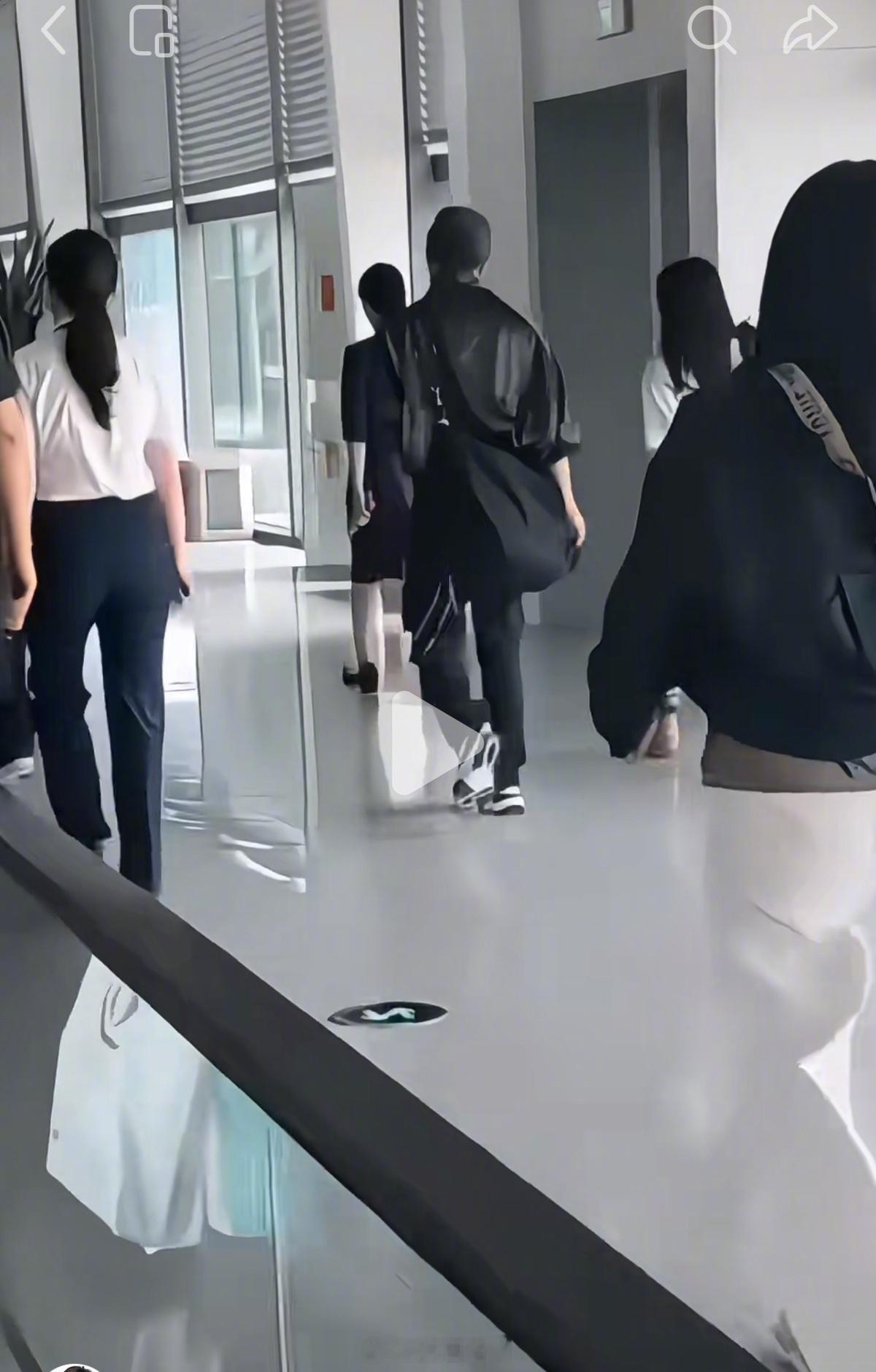谢贤去世后谢霆锋首次现身【谢霆锋现身青岛机场，目击者称他着一身黑衣匆匆走过，场馆