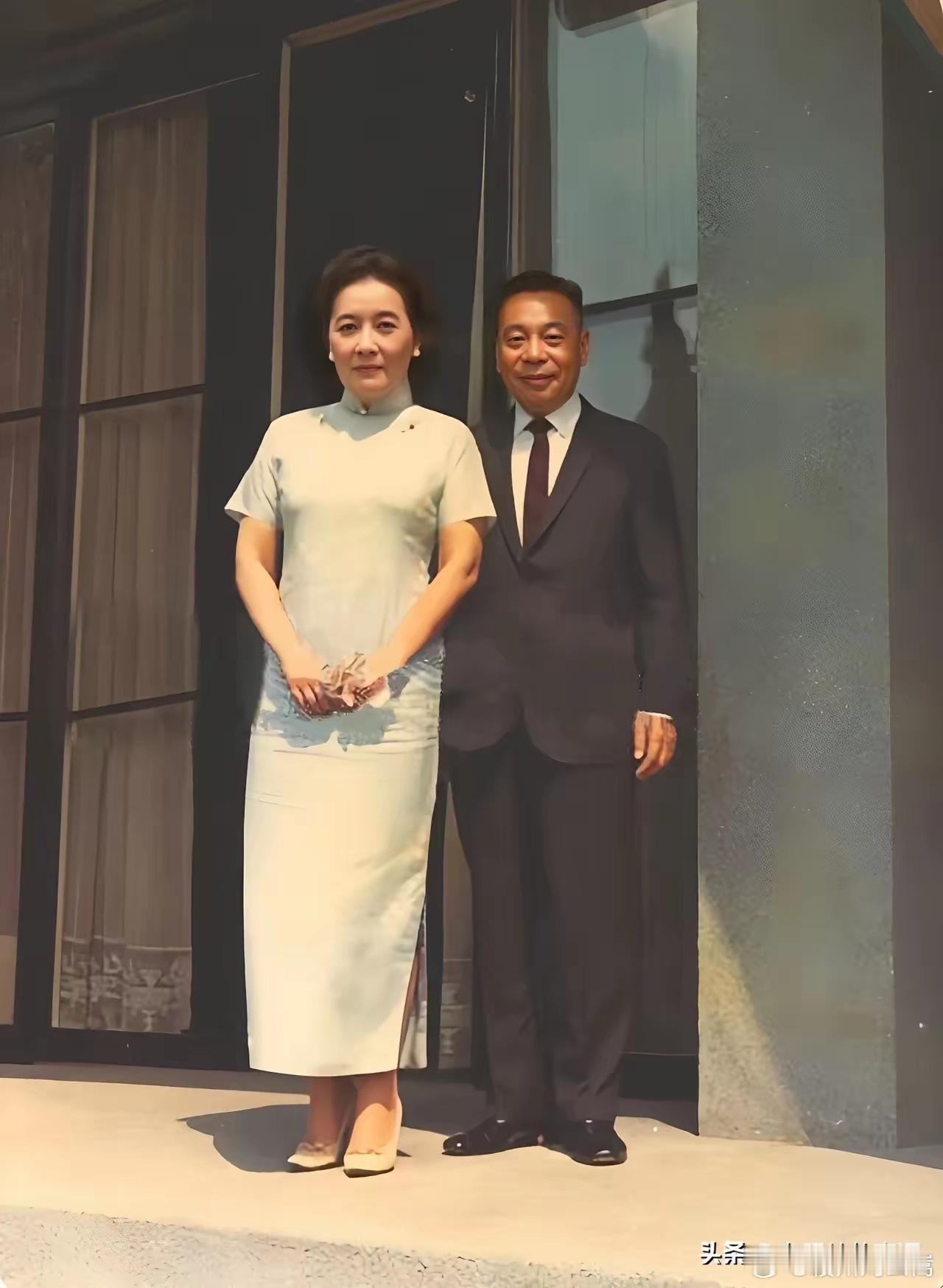 1967年10月，蒋经国与宋美龄在台北士林官邸合影 