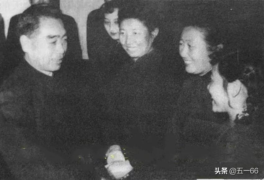 周总理接见陶玉玲 王苹等电影工作者